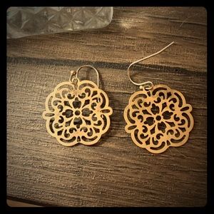Detailed lightweight earrings